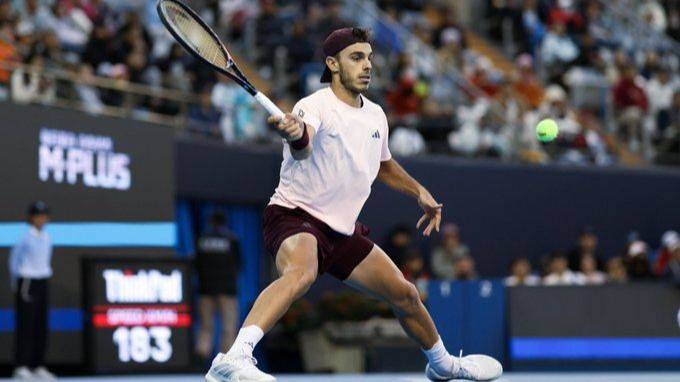 Cerúndolo avanzó a la tercera ronda en el Masters de Shanghái y Hurkacz sorprendió a Djokovic