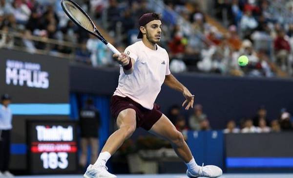Cerúndolo avanzó a la tercera ronda en el Masters de Shanghái y Hurkacz sorprendió a Djokovic