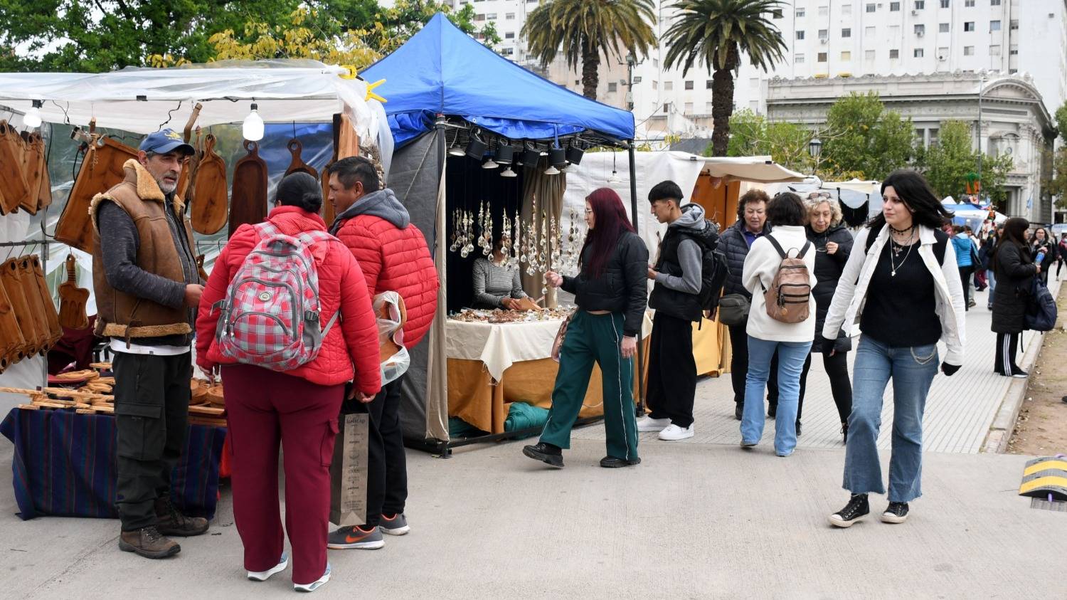 Artesanos, oficios y espectáculos: así se vive la segunda jornada del encuentro en la Plaza Rivadavia