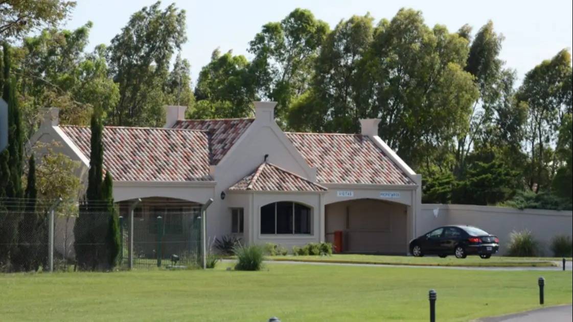 Delincuentes asaltaron a una familia en el barrio privado Bosque Alto