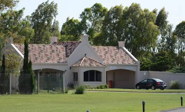 Delincuentes asaltaron a una familia en el barrio privado Bosque Alto