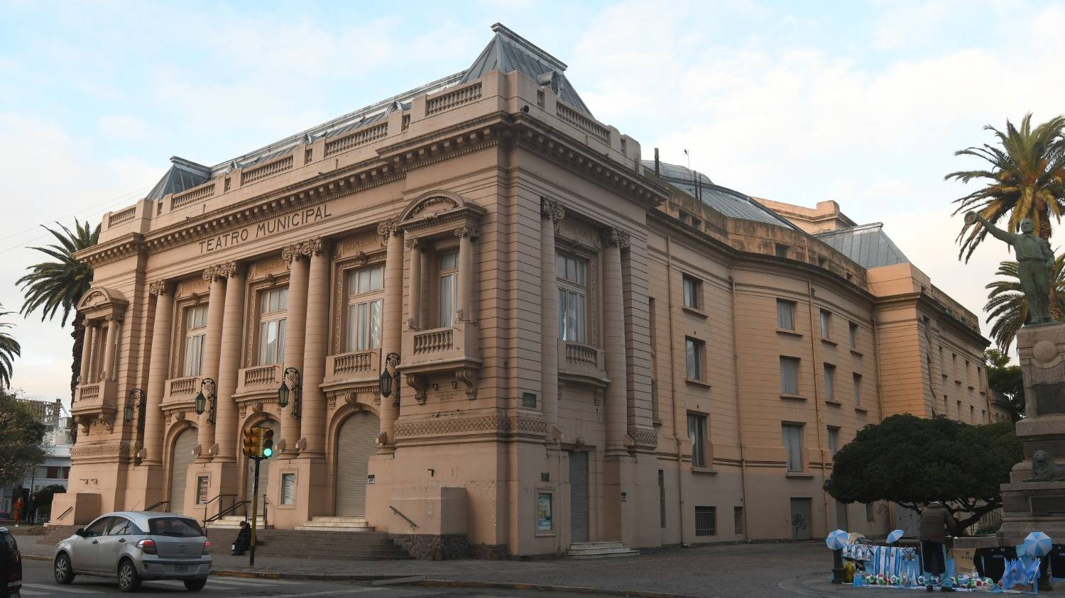 Susbielles anunció el proyecto para iniciar las obras de reconstrucción del Teatro Municipal