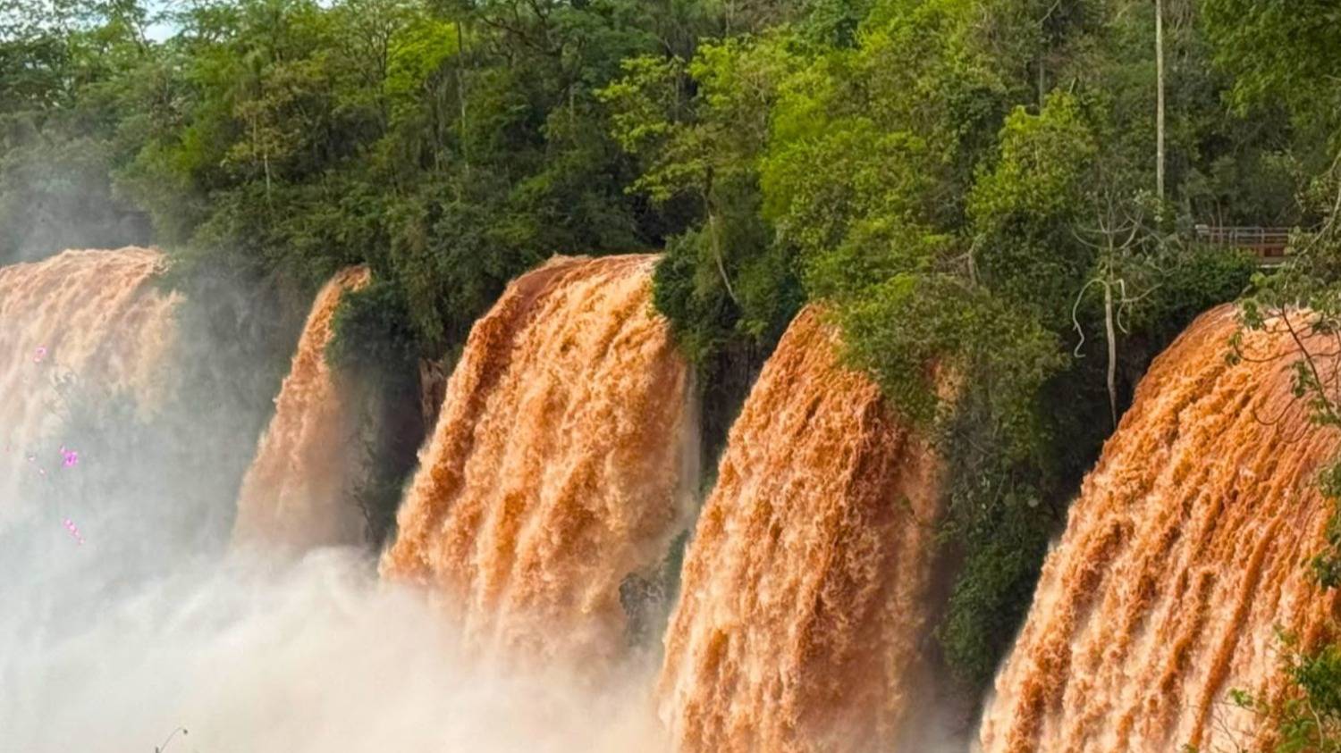 Cataratas: activan el protocolo de seguridad debido a la crecida extraordinaria del río Iguazú
