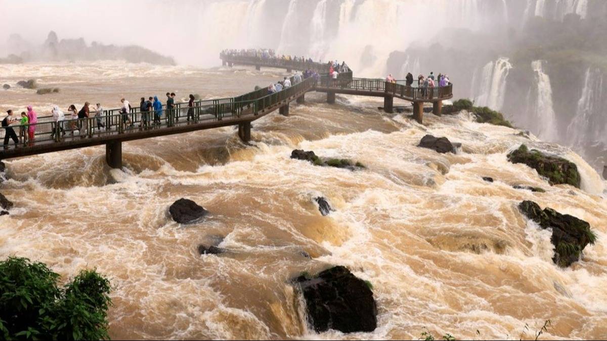 Las Cataratas, desbordadas: cerraron todos los circuitos por la crecida del río Iguazú