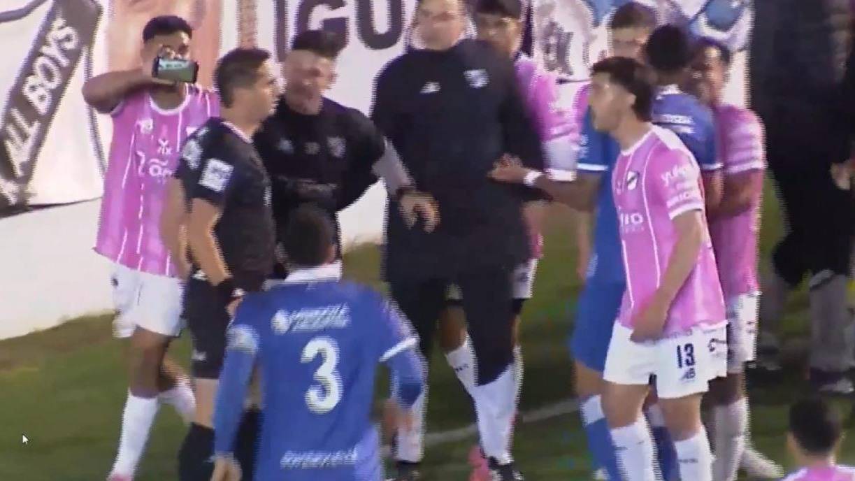 Escándalo en Floresta, Lamolina cobró penal y un jugador de All Boys le mostró que fue afuera