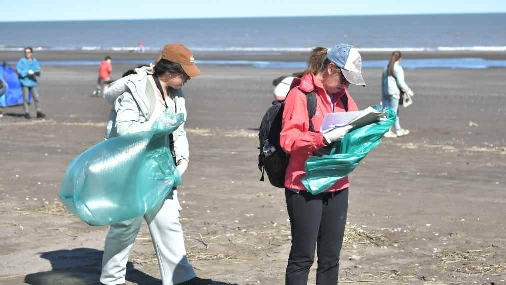 Los plásticos, los residuos más encontrados en las playas de Monte Hermoso