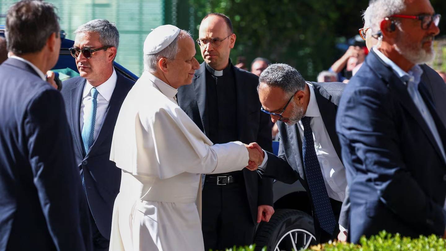 El Vaticano informó que el León XIV fue operado "con éxito" del nódulo en un pulmón y se recupera en su habitación