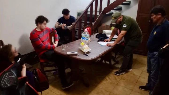 Chaco: cayeron dos jóvenes acusados de planificar con IA un tiroteo masivo en una universidad