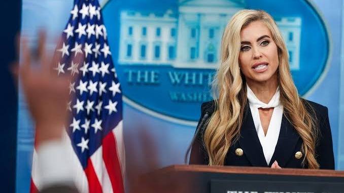 Nueva portavoz de Trump ofrece una primera rueda de prensa inusualmente breve