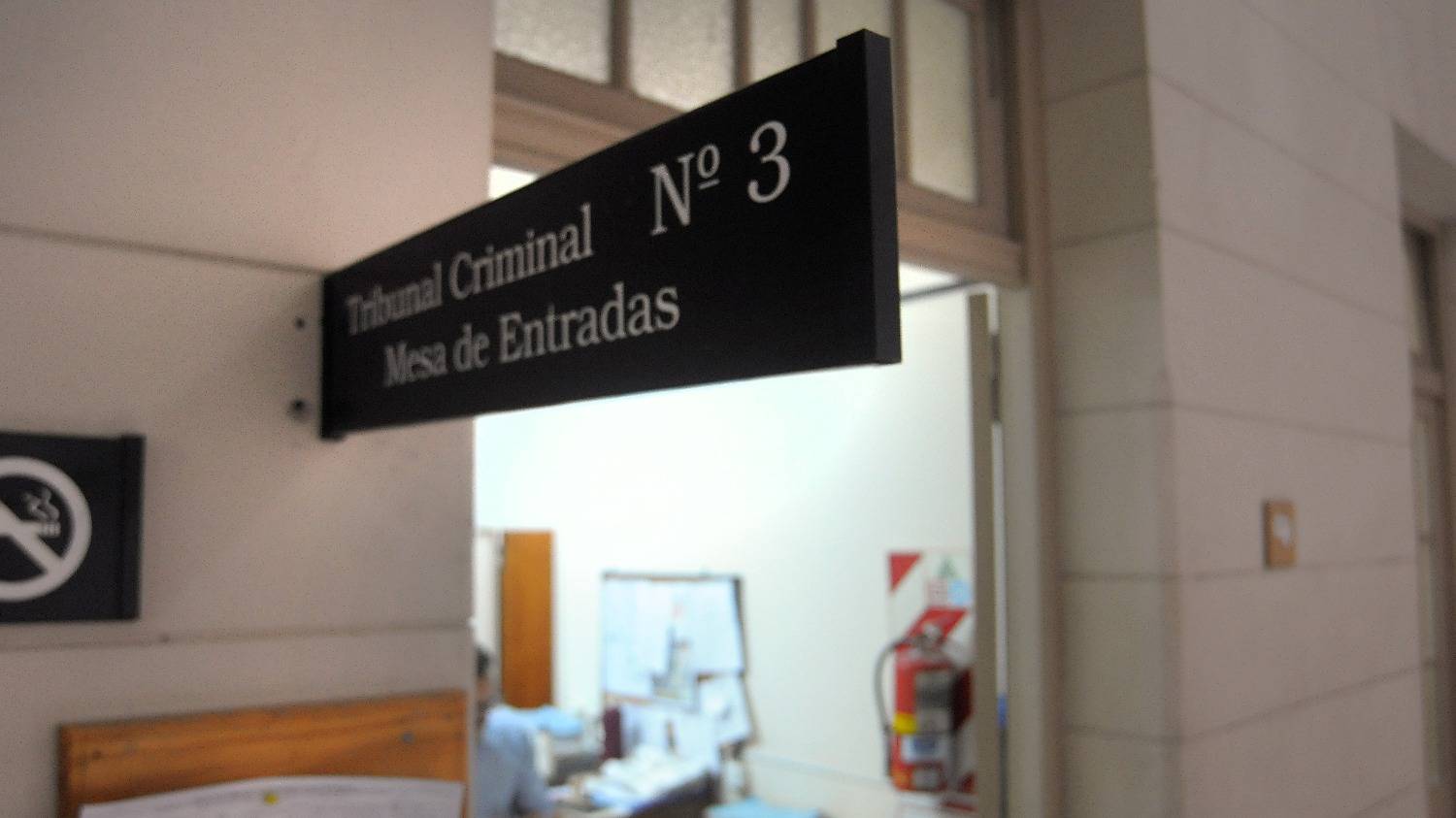 Condenaron a dos hermanos por robar y agredir a un policía