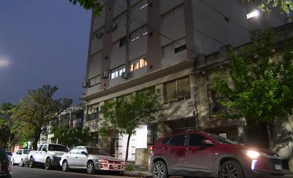 Una mujer cayó de un edificio en el macrocentro: fue trasladada de urgencia con múltiples fracturas