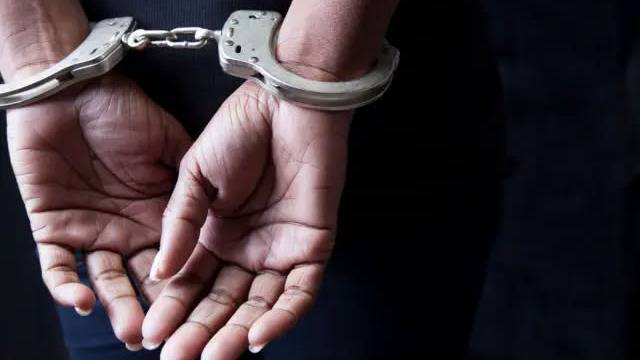 Condenan a una mujer por asaltar a un amigo para robarle casi 900 mil pesos