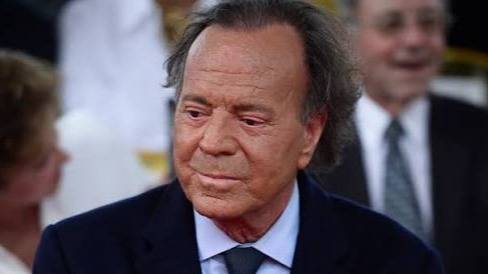 Revés judicial para Julio Iglesias: un fiscal pide investigarlo por abuso sexual y explotación laboral