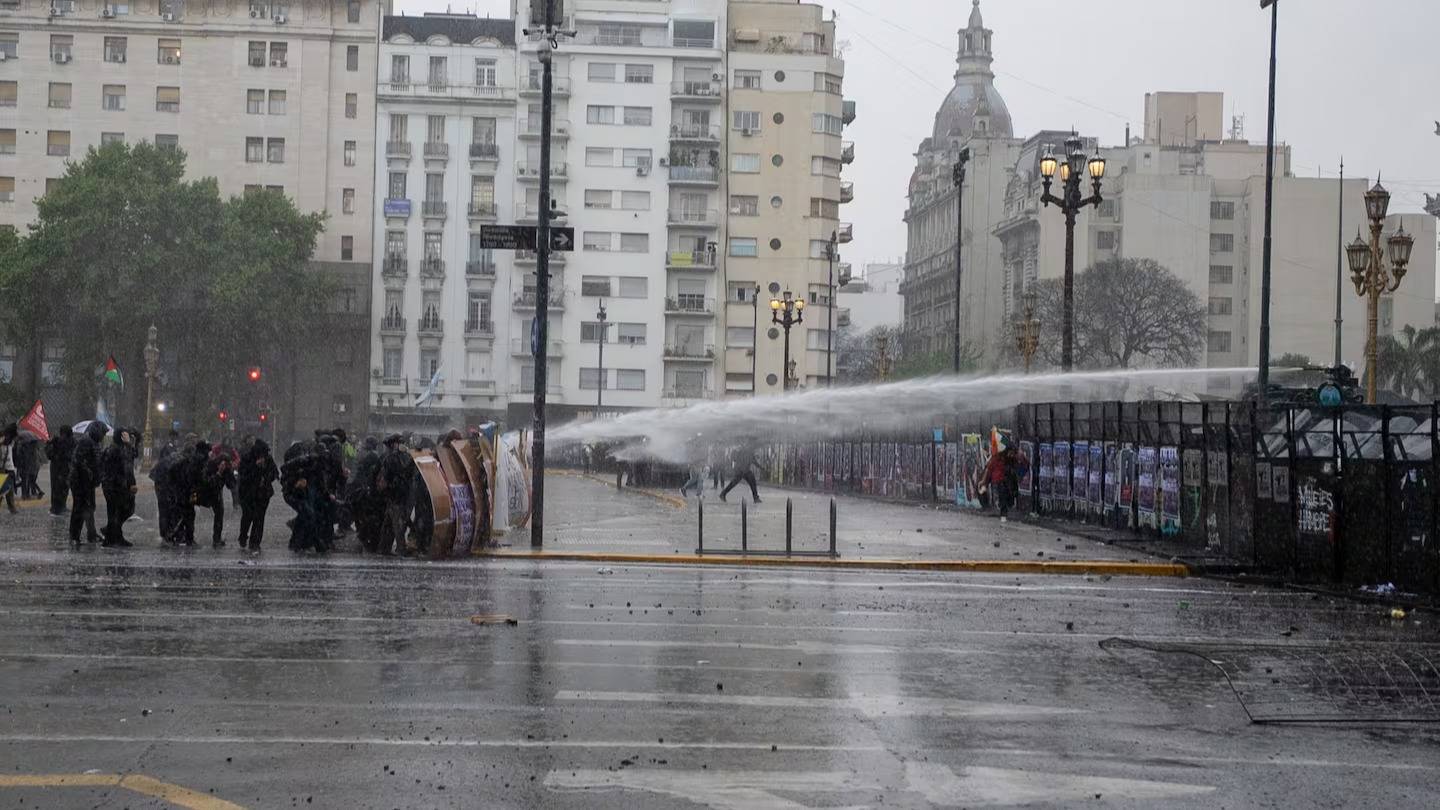 Marcha Universitaria: incidentes entre los manifestantes y la Policía, con piedras, gases y camiones hidrantes