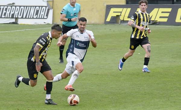 Olimpo trails San Martín de Formosa 2-0 in semifinal