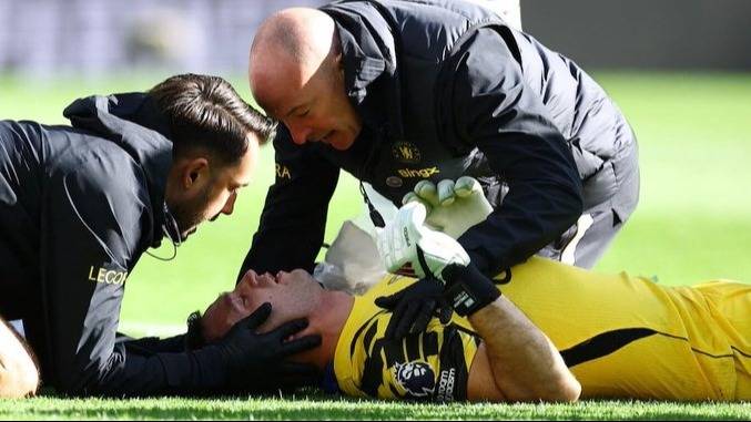 Cómo está Dibu Martínez tras el golpe que asustó a todos en Chelsea