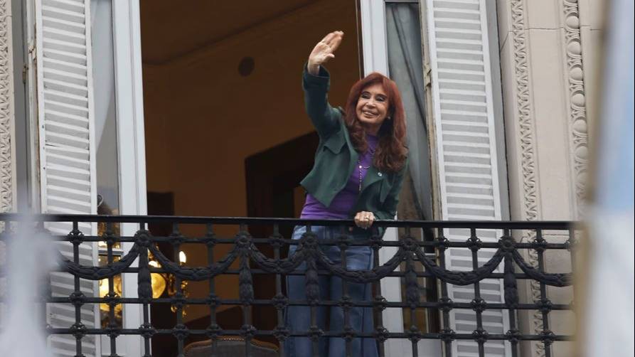Día de la Lealtad: la militancia se reunió en San José 1111 para celebrar junto con Cristina Kirchner