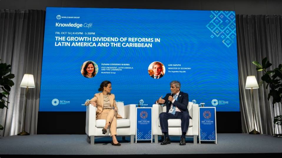 Caputo aseguró que Argentina tiene “un excedente de dólares”
