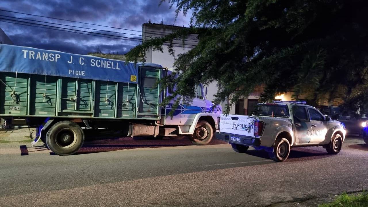 Un camionero intentó atropellar a un policía y huyó: tiene antecedentes por conducción temeraria