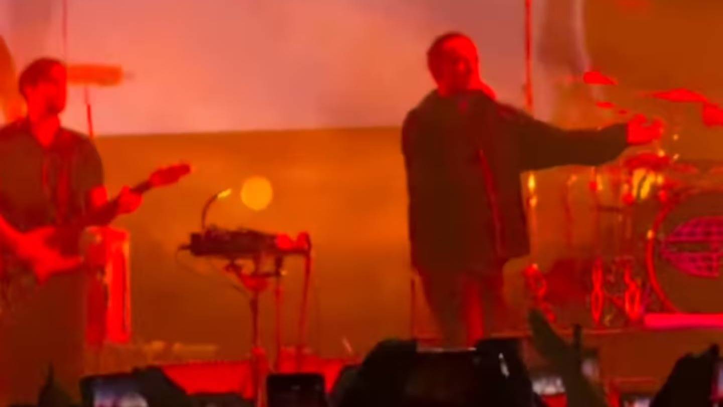 Vicentico frenó un show en Bogotá al ver una bengala: “¿Sabés lo que significa eso para un argentino?"