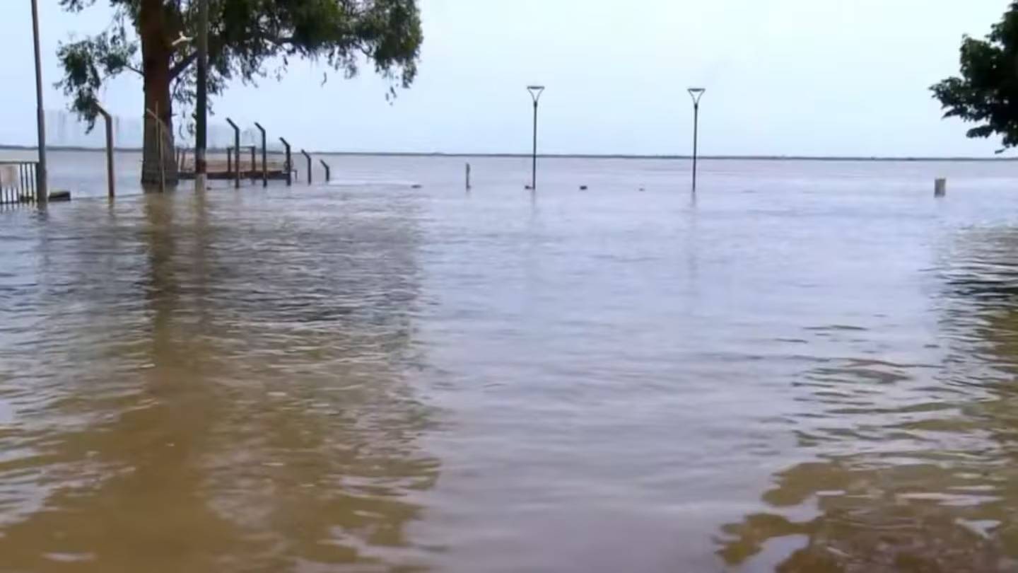 Corrientes: el Paraná desbordó la costanera de Paso de la Patria y los vecinos levantan defensas