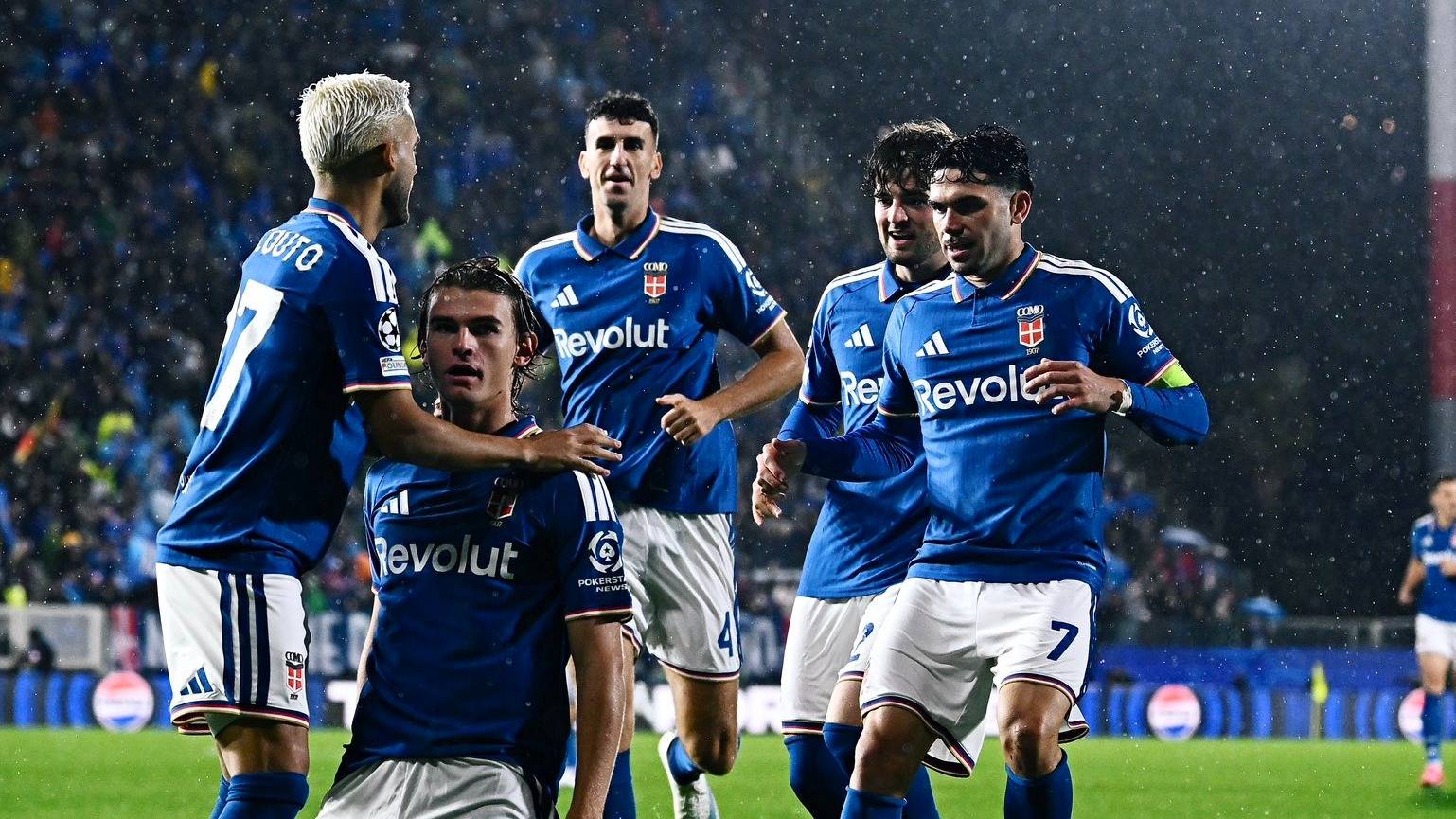 Con dos goles de Nico Paz, Como goleó al Manchester United y se acomodó en la Champions League
