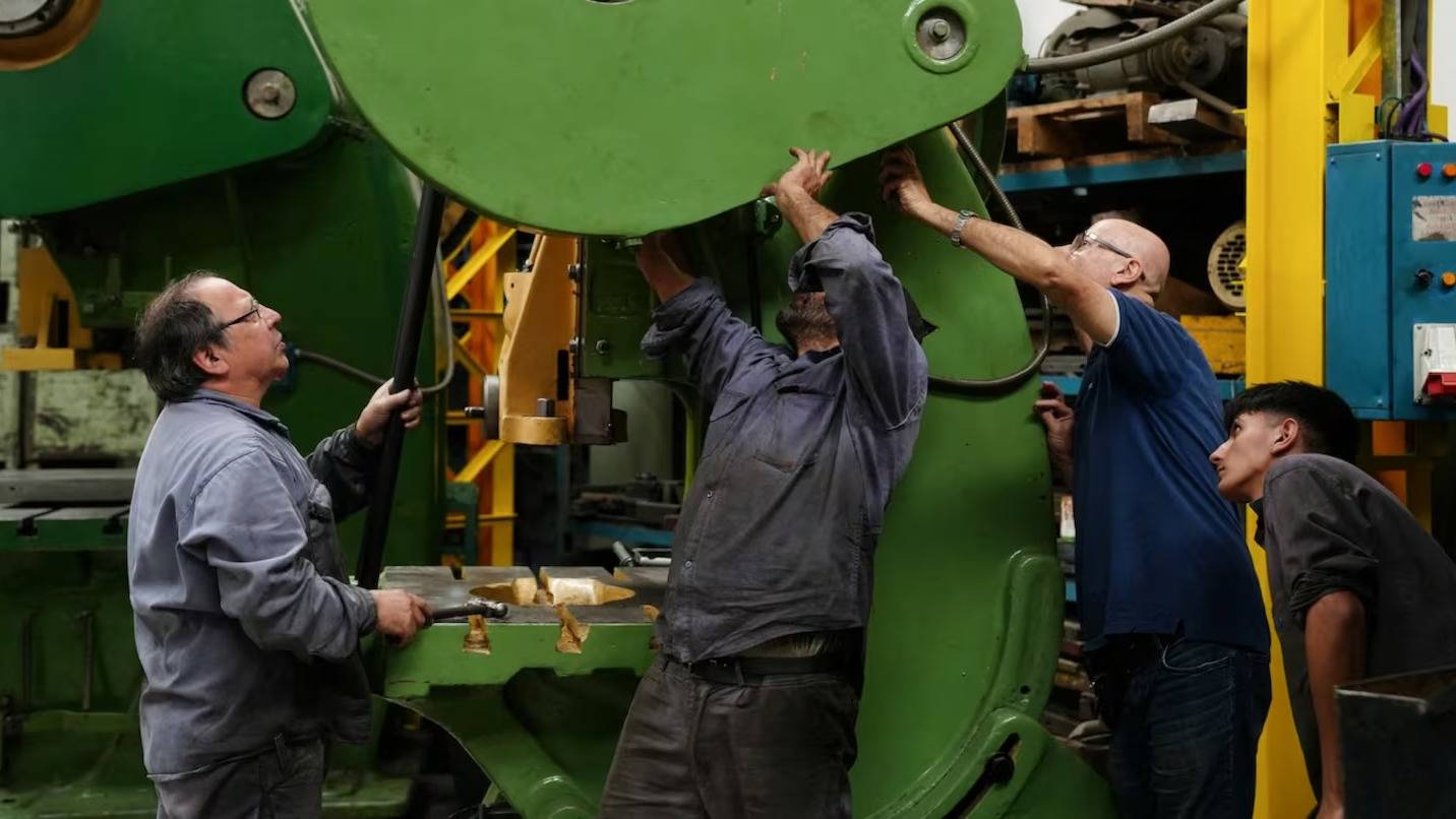 La actividad económica se estancó en agosto y cayó un 1,7% en comparación con el año pasado