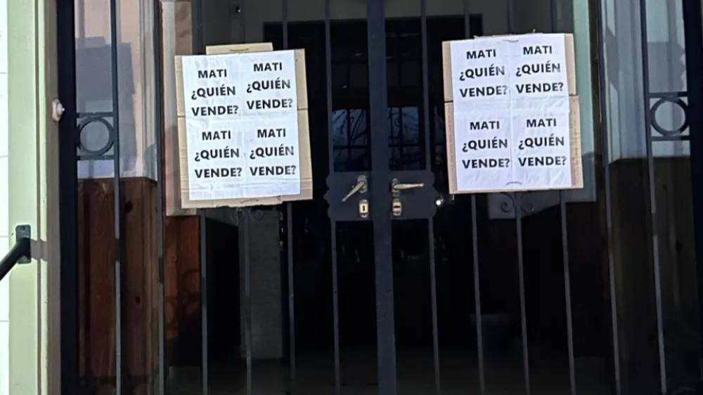 "Mati, ¿quién vende?": aparecieron carteles dirigidos al intendente Nebot en Saavedra