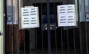 "Mati, ¿quién vende?": aparecieron carteles dirigidos al intendente Nebot en Saavedra