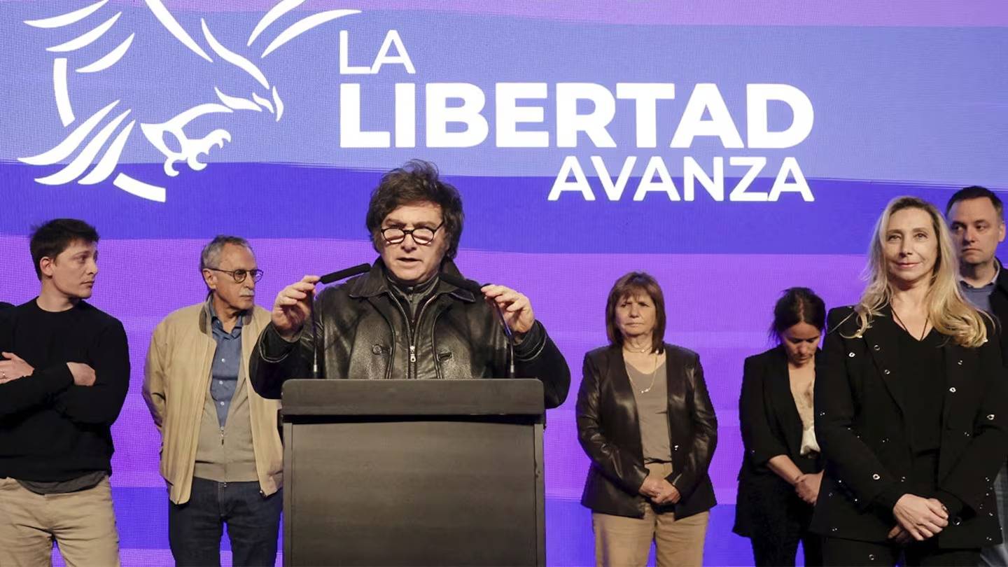 Milei reconoció que la economía se desacelera y vinculó la suba del riesgo país con la incertidumbre electoral y el contexto global