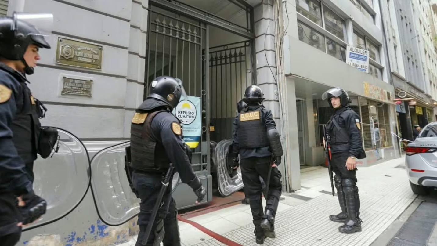 Incidentes en una comisaría del microcentro porteño con toma de rehenes: fueron liberados