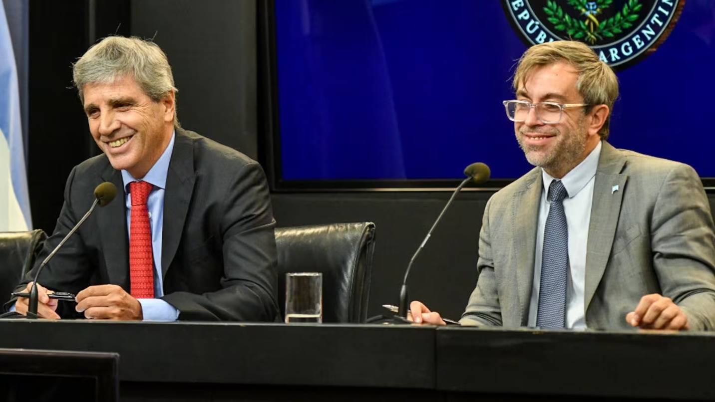 El Gobierno aseguró que no hay atraso cambiario y descartó volatilidad con el dólar en 2027