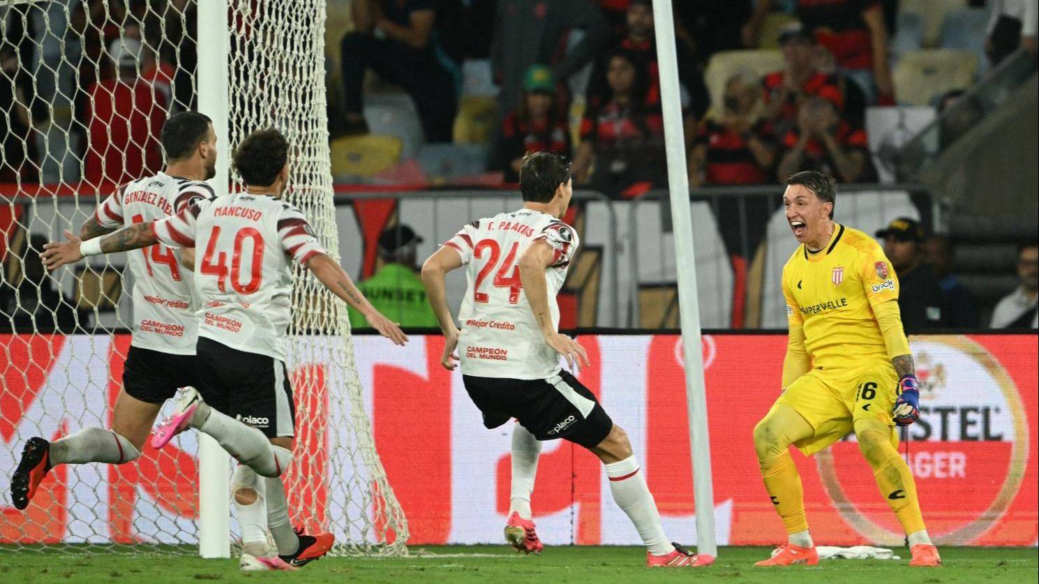Histórico: Estudiantes resistió con uno menos y le ganó en los penales a Flamengo para jugar la final