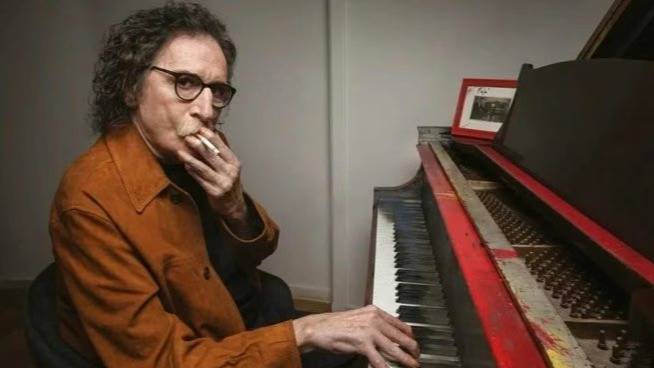 Charly García cumple 75 años: cientos de fanáticos se reunieron frente a su casa para homenajearlo