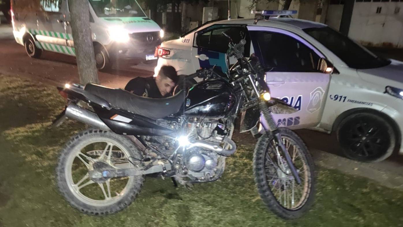 Dos heridos por el choque de una moto contra un árbol