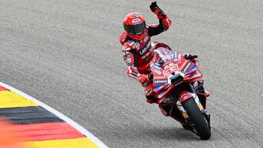 Marc Márquez se impuso en la carrera sprint de Australia y es el nuevo líder del campeonato de MotoGP