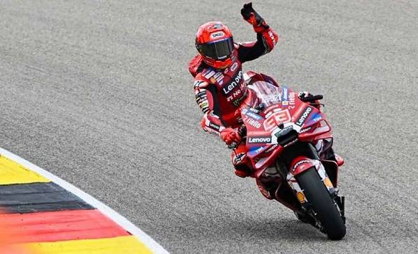 Marc Márquez se impuso en la carrera sprint de Australia y es el nuevo líder del campeonato de MotoGP