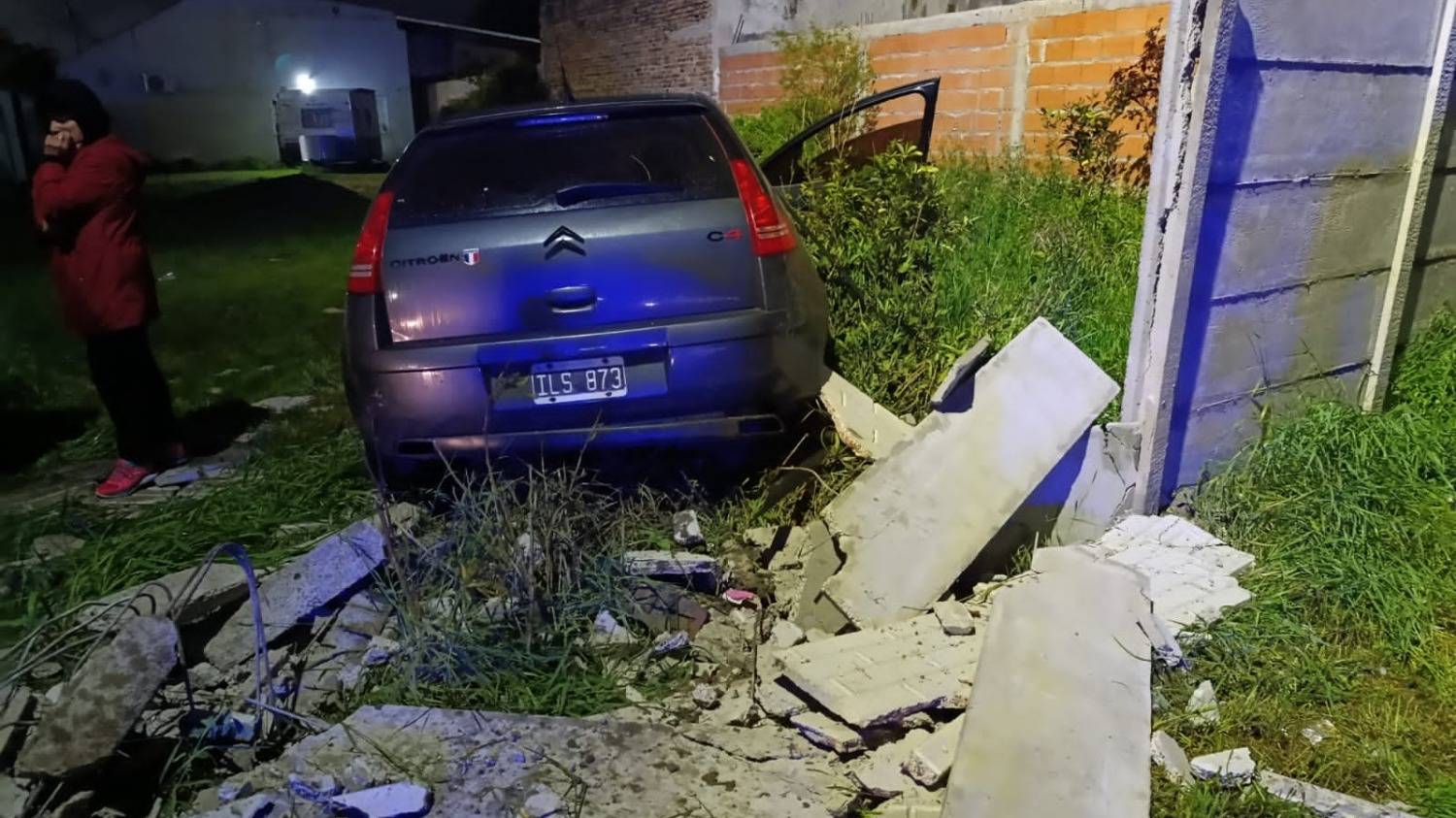 Escaparon de la Policía, chocaron contra el paredón de una casa y terminaron detenidos