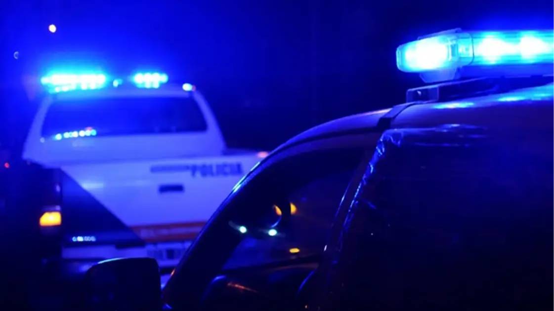 Tres encapuchados se tirotearon con la policía, usaron a una persona de escudo y huyeron