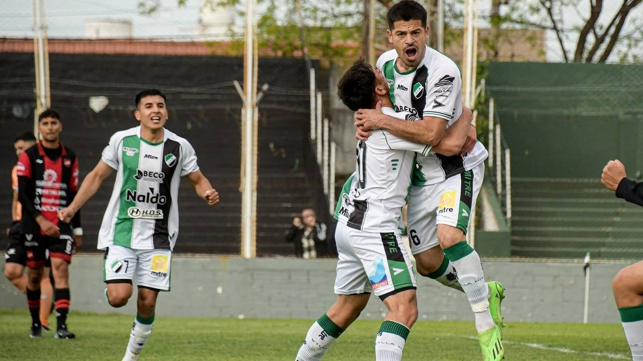 En un partido de locos, Villa Mitre aprovechó mejor que Douglas los regalos de Correa