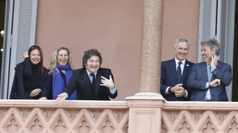 Milei salió al balcón con sus ministros e hizo un “six seven”: qué significa ese gesto tendencia en redes
