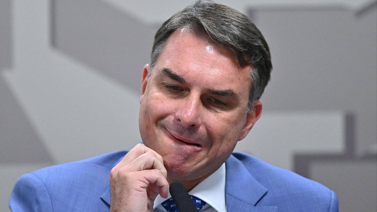 A menos de 24 horas de su derrota, la Justicia brasileña le prohibió salir del país a Flávio Bolsonaro