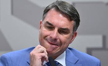 A menos de 24 horas de su derrota, la Justicia brasileña le prohibió salir del país a Flávio Bolsonaro