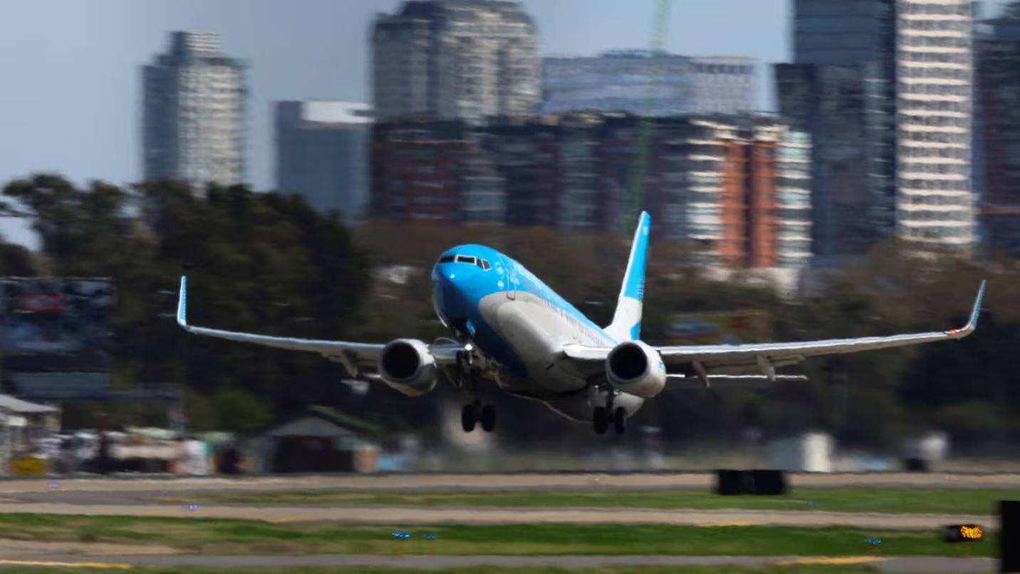 Llegaron 15% más de turistas extranjeros y bajaron los viajes de argentinos al exterior