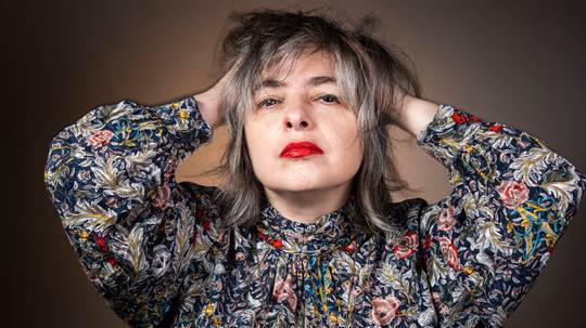 Mariana Enriquez explora las raíces del terror en su nuevo libro Conversación con la oscuridad
