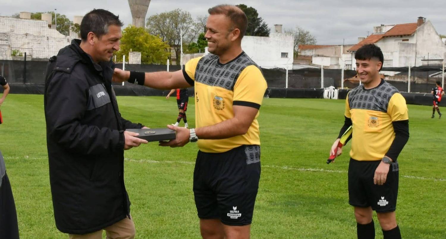 Mariano Perretti hace “Historia” en el arbitraje: llegó a 100 partidos en la Liga del Sur y es feliz dirigiendo 