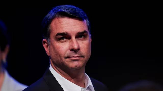 Flávio Bolsonaro pasó por la Argentina en un vuelo privado rumbo a Estados Unidos