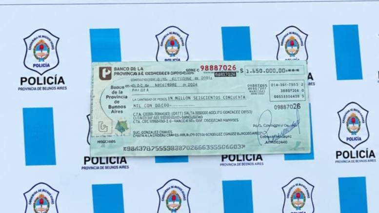 Compró con un cheque falso, la policía siguió las pistas y encontró armas, dinero y una camioneta