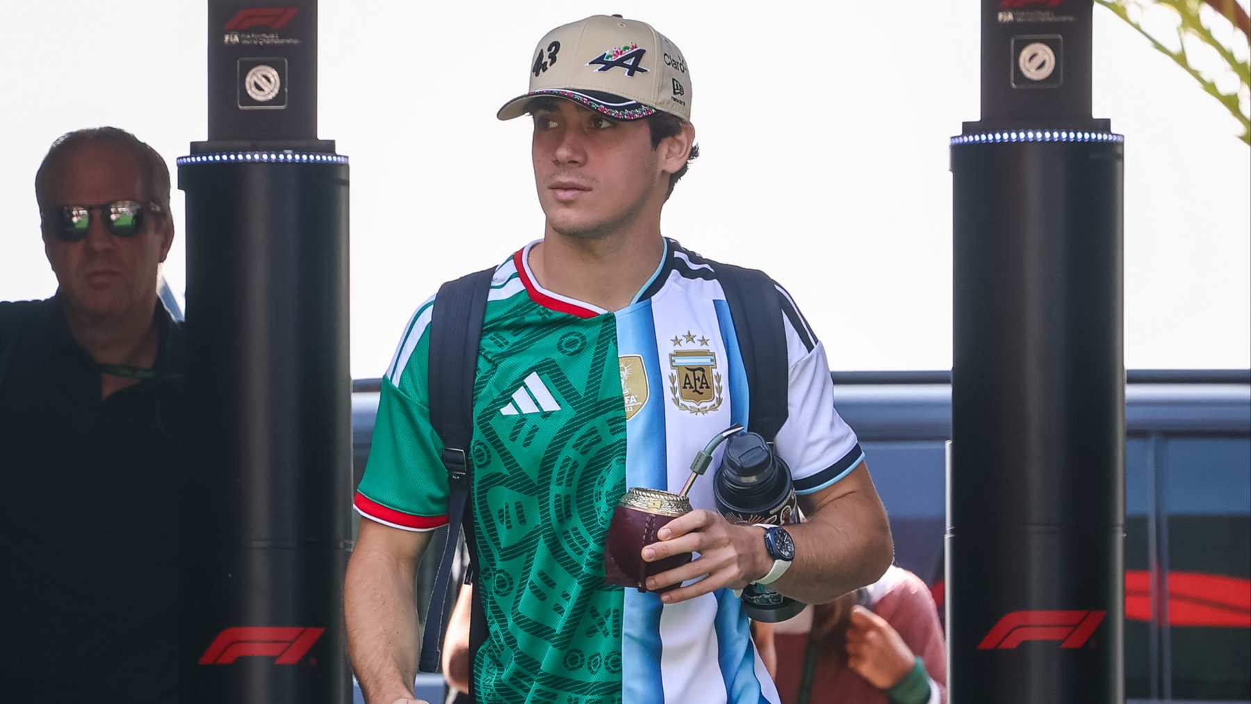 Mitad y mitad: el look de Colapinto antes del inicio del Gran Premio de México