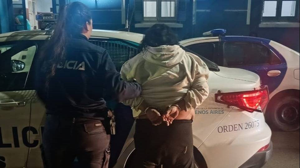 La arrestaron en el centro y en la comisaría le mordió un dedo a un policía